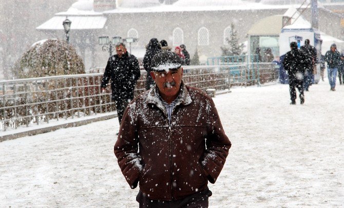 Erzurum’da Kar Yağışı Başladı