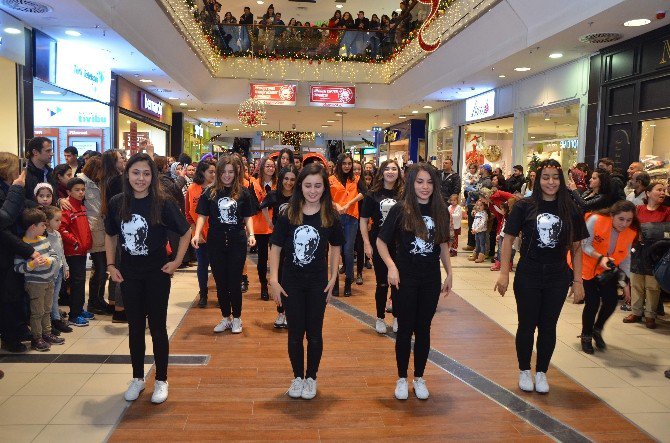 Öğrencilerden Kadına Yönelik Şiddete Karşı “Flash Mob Dans Gösterisi”