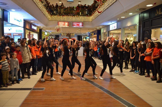 Öğrencilerden Kadına Yönelik Şiddete Karşı “Flash Mob Dans Gösterisi”