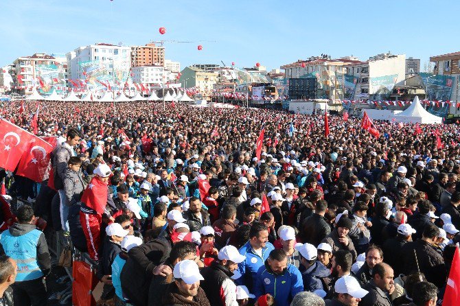 Cumhurbaşkanı Erdoğan’ı Görebilmek İçin Çatılara Çıktılar