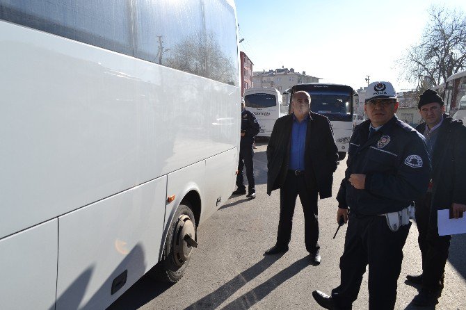 Trafik Polisleri Öğrenci Servis Araçlarının Kış Lastiklerini Denetledi