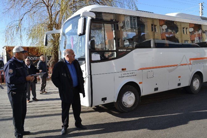 Trafik Polisleri Öğrenci Servis Araçlarının Kış Lastiklerini Denetledi