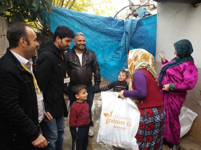 Rahmeteli Derneğinden Mülteci Çocuklara Ayakkabı Yardımı