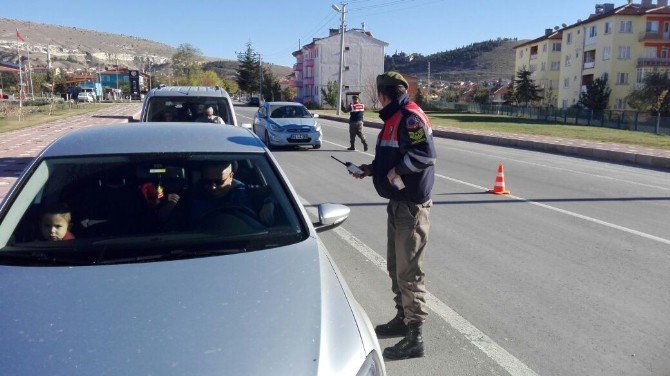 Jandarma Ekipleri Broşür Dağıtarak Sürücüleri Bilgilendirdi