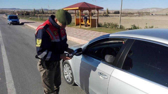 Jandarma Ekipleri Broşür Dağıtarak Sürücüleri Bilgilendirdi