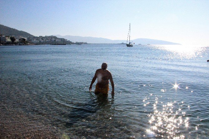 Bodrum’da Sıcak Havayı Fırsat Bilen Vatandaşlar Sahile Akın Etti