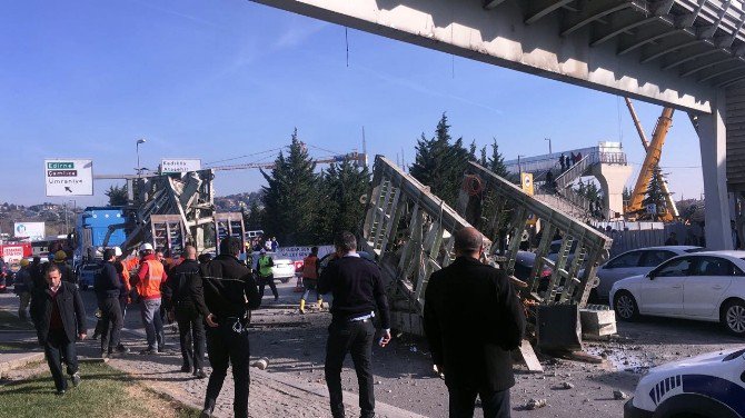 Üsküdar’da Tır, Üst Geçide Çarptı