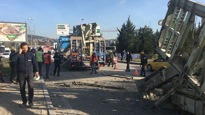 Üsküdar’da Tır, Üst Geçide Çarptı