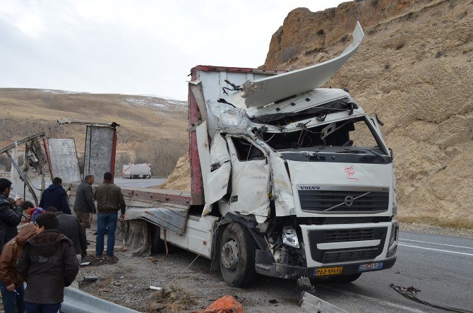 Adilcevaz’da Virajı Alamayan Tır Devrildi; 1 Yaralı