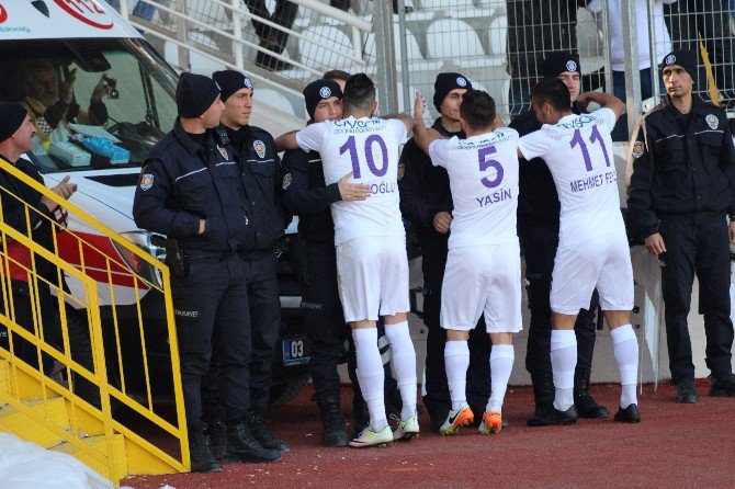 Futbolcu Gol Sevincini Polis Memurlarına Selam Durup, Sarılarak Gösterdi