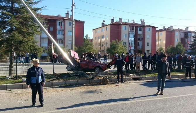 Direğe Çarpan Otomobil İkiye Ayrıldı: 3 Yaralı