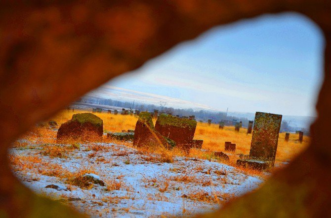 Ahlat Selçuklu Mezarlığı Kışın Ayrı Bir Güzel