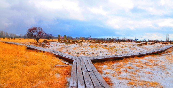 Ahlat Selçuklu Mezarlığı Kışın Ayrı Bir Güzel