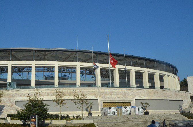 Bir Günlük Milli Yas İlan Edilmesinin Ardından İstanbul’da Bayraklar Yarıya İndirildi