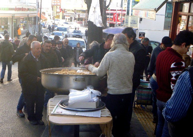 Bilecik’te Çarşı Esnafı Helva Dağıttı