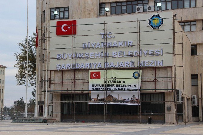 Diyarbakır Büyükşehir Belediyesi’ne Yeni Tabela Asıldı