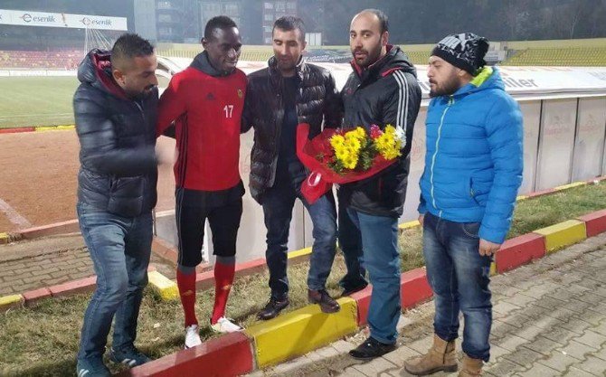 Evkur Yeni Malatyaspor Taraftarı Dialiba’ya Çiçek Verdi