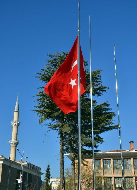 Eskişehir’de Bayraklar Yarıya İndi