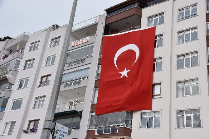 Patlamada Ölen Berkay’ın Evine Dev Türk Bayrağı Asıldı