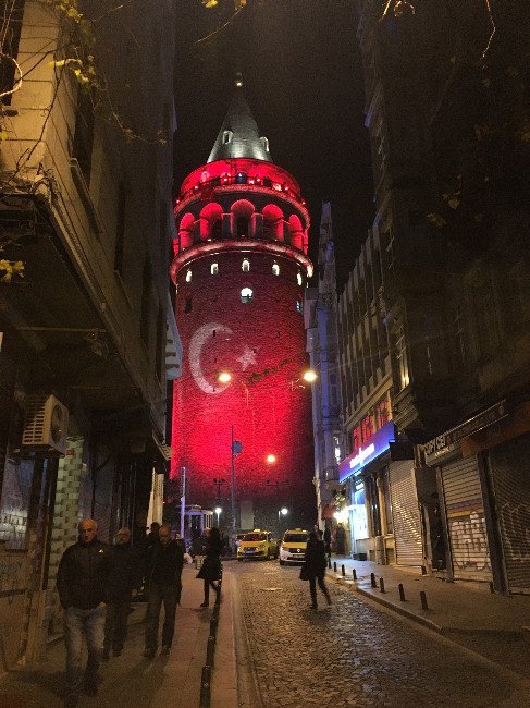 15 Temmuz Şehitler Köprüsü Ve Galata Kulesi’ne Teröre Tepki İçin Türk Bayrağı Yansıtıldı