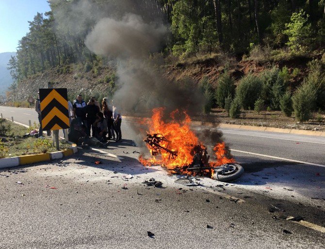 Kamyonetle Çarpışan Motosiklet Alev Alev Yandı: 1 Yaralı