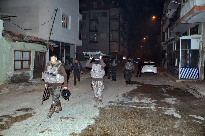 Pompalı Tüfekle Rastgele Ateş Açan Şahıs, Mahalleyi Sokağa Döktü