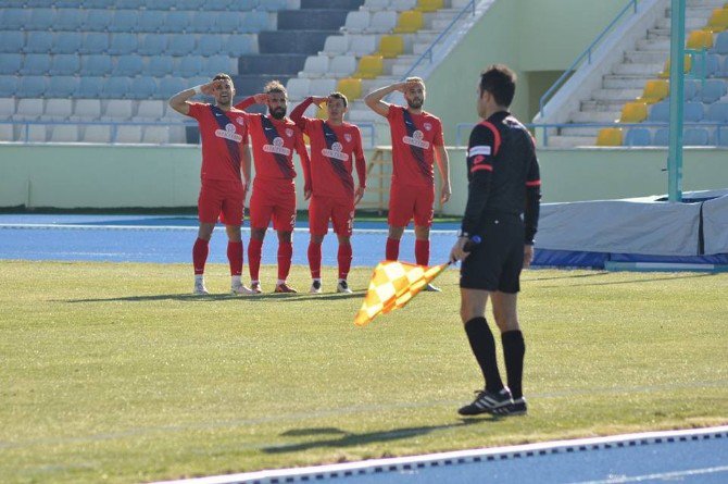 Gol Sevincinde Çevik Kuvvet Polislerine Koştular