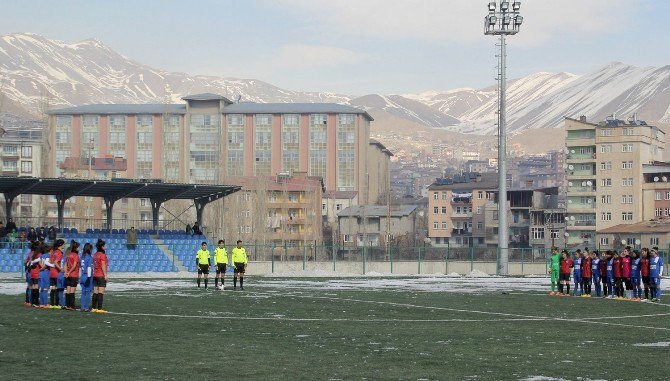 Kadın Futbolculardan Şehitlere Saygı