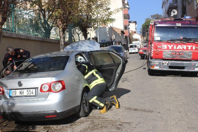 Bir Anda Tütmeye Başlayan Araç Paniğe Neden Oldu