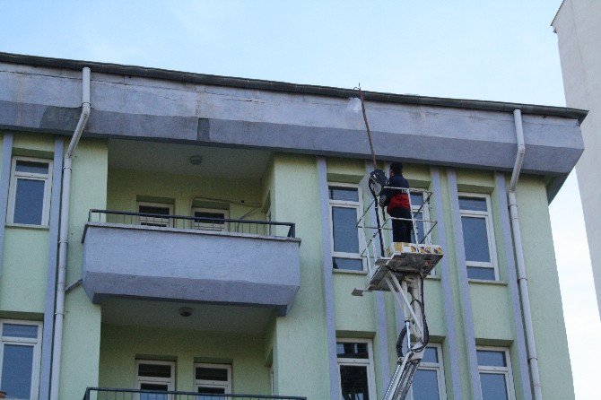 Yozgat Belediyesi Ekipleri, Çatıda Oluşan Buz Kütlelerini Temizledi