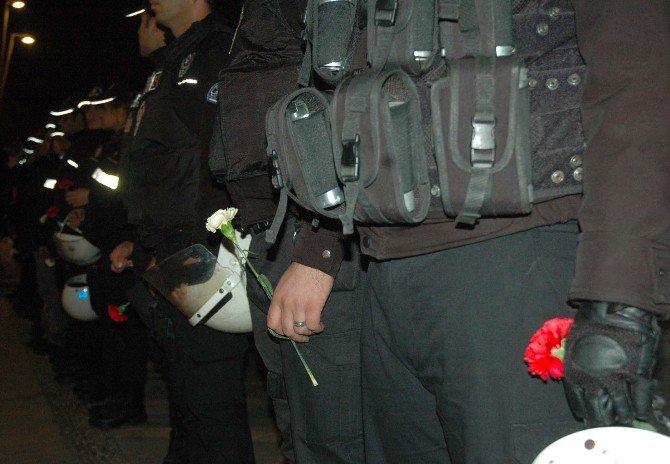 Taraftarlar, Çevik Kuvvet Polislerine Çiçek Verip Sarıldı