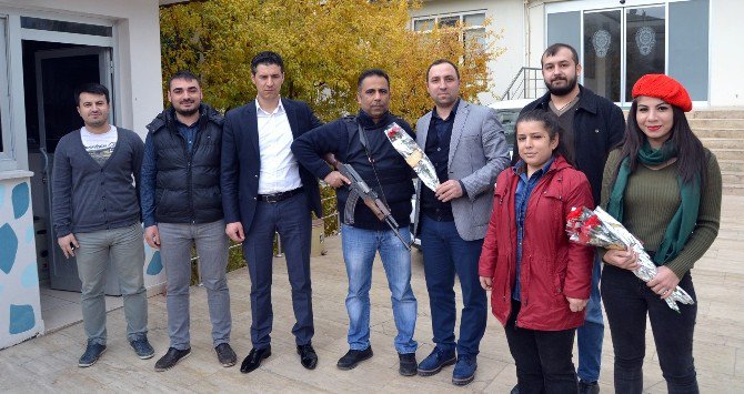 Gençler Polise Karanfil Verip Sarıldı