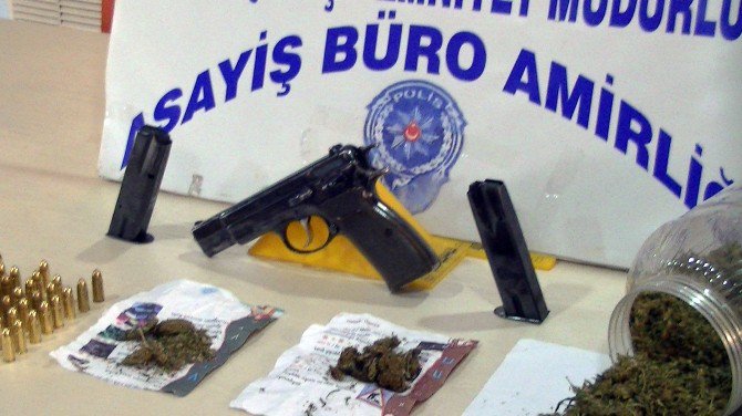 3 Kilo Esrar, Tabanca Ve Mermiler Ele Geçirildi