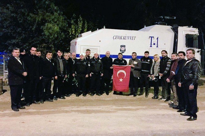 Ak Parti’den Görevi Başındaki Polise Ziyaret