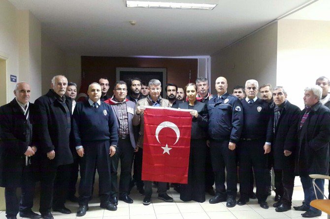Ak Parti’den Görevi Başındaki Polise Ziyaret