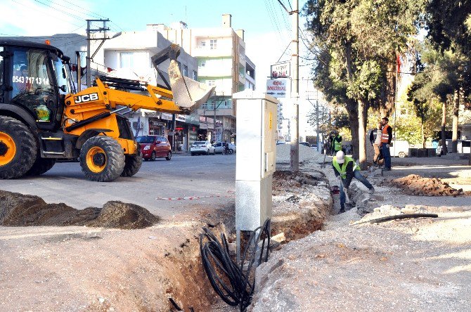 Akçakale İlçe Merkezinde Elektrik Hatları Yer Altına Alınıyor