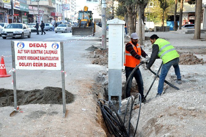Akçakale İlçe Merkezinde Elektrik Hatları Yer Altına Alınıyor