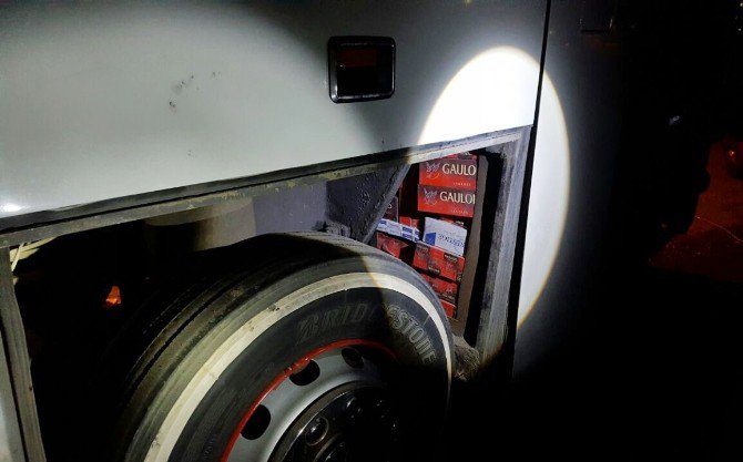 Yolcu Otobüsünün Davlumbazında Ve Tavanında Kaçak Sigara Ele Geçirildi