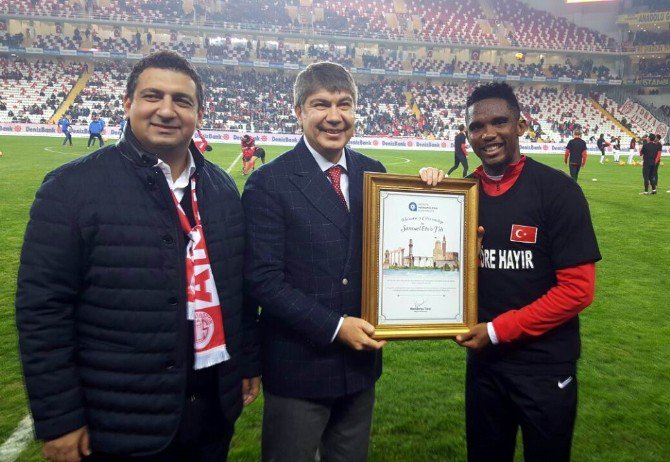 Antalyasporlu Eto’o’ya Onursal Hemşehrilik Belgesi