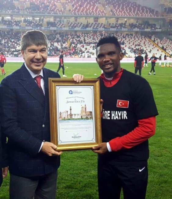 Antalyasporlu Eto’o’ya Onursal Hemşehrilik Belgesi