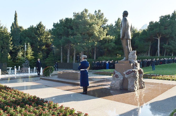 Azerbaycan’ın Ulusal Lideri Haydar Aliyev Bakü’de Anıldı