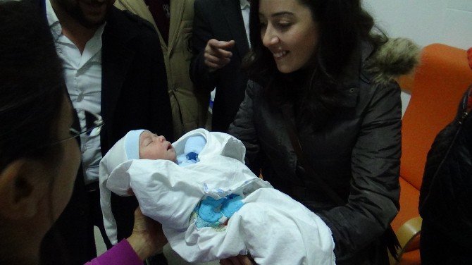 Cami Avlusuna Bırakılan Ege Bebeğe Ak Parti Kadın Kolları Sahip Çıktı