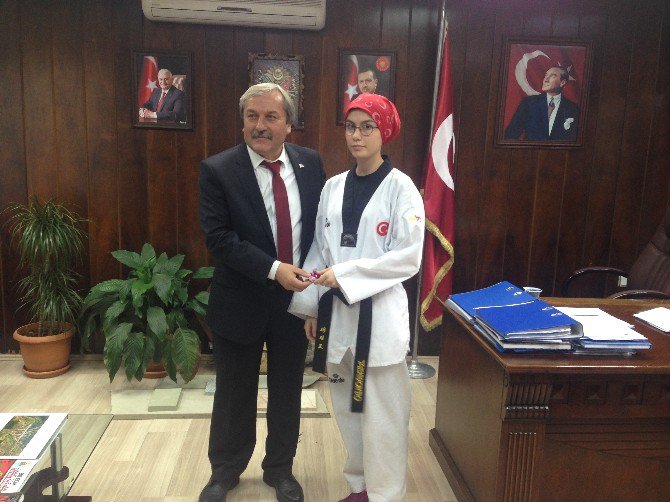 Başkan Şahin’den Başarılı Tekvandoculara Ödül