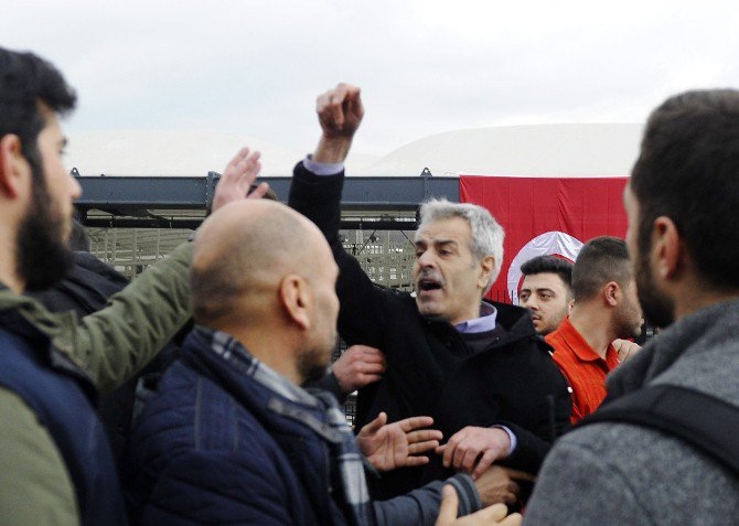 Patlama Yerine Çelenk Bırakan Konsoloslara Tepki