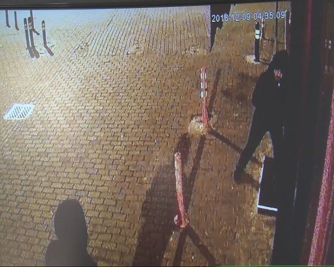Acemi Hırsızlar İkinci Defa Geldikleri Dükkanın Kapısını Açamadı, O Anlar Güvenlik Kamerasına Yansıdı...