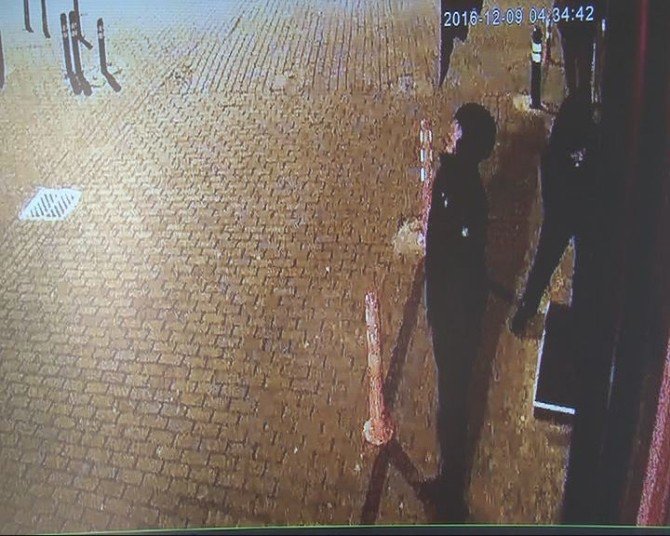 Acemi Hırsızlar İkinci Defa Geldikleri Dükkanın Kapısını Açamadı, O Anlar Güvenlik Kamerasına Yansıdı...