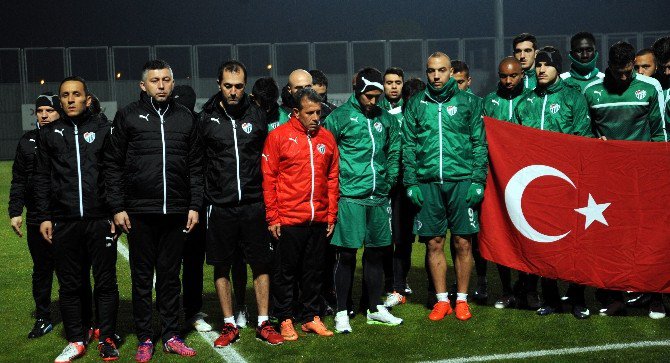 Bursaspor Antrenmanda Saygı Duruşunda Bulundu