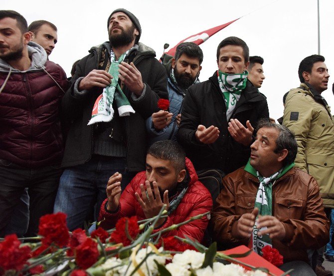 Bursasporlu Taraftarlar Şehitler İçin Dua Etti