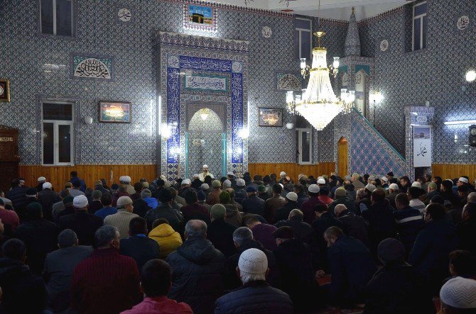 Mevlit Kandilinde Camiler Doldu Taştı