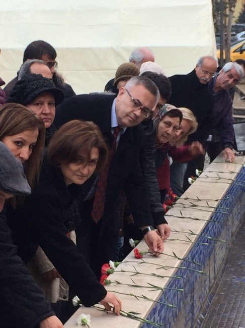 Chp Uşak, 15 Temmuz Şehitler Meydanına Karanfil Bıraktı